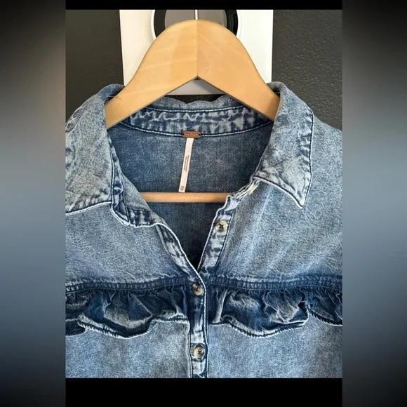 Free People “Samantha Ruffle Buttondown” Denim Shirt
Size XS oversized - Picture 6 of 15